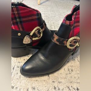 Betsy Johnson Wilma Western Booties with buckle. Worn Twice Size 8